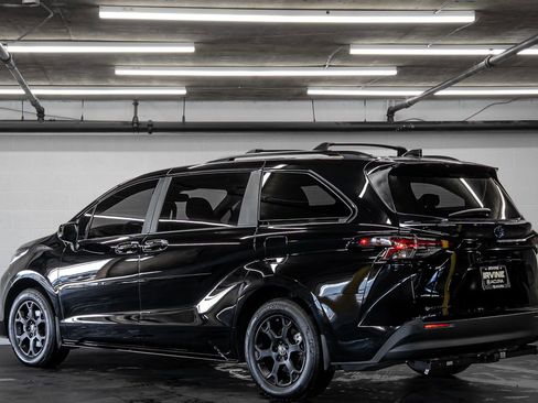 Used 2025 Toyota Sienna XLE Woodland Edition image 3