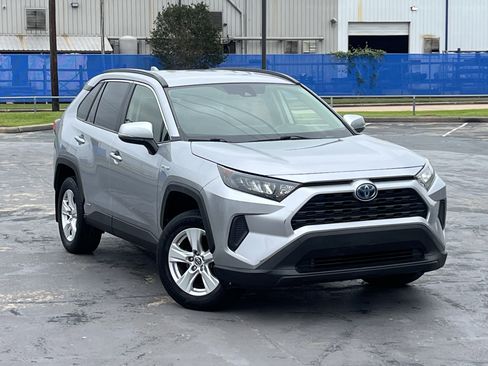 Used 2019 Toyota RAV4 LE w/ Carpet Mat Package AWD/4WD image 3