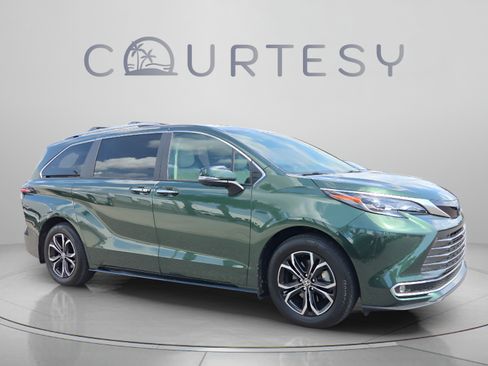 Certified 2025 Toyota Sienna Platinum AWD/4WD image 7