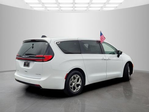Used 2024 Chrysler Pacifica Limited FWD image 4