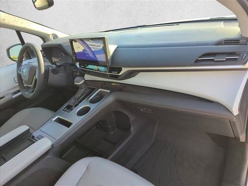 Used 2025 Toyota Sienna XLE w/ XLE Plus Package FWD image 26
