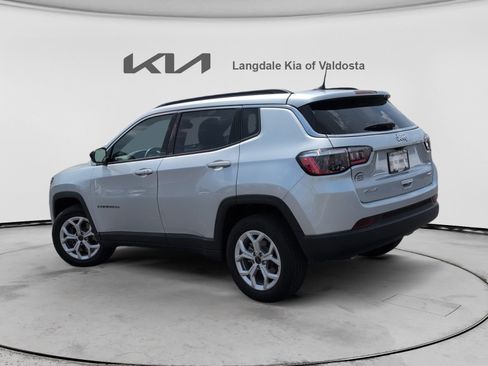 Used 2025 Jeep Compass Latitude AWD/4WD image 9