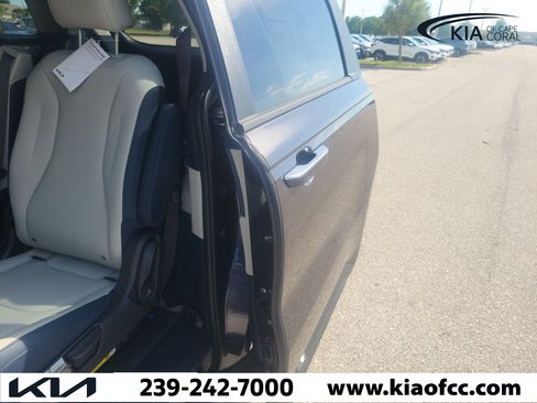 New 2026 Kia Carnival EX FWD image 12