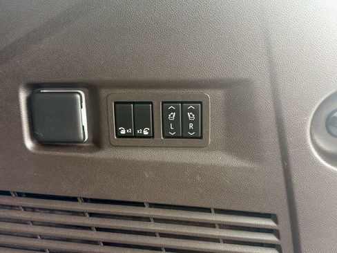 Used 2023 Chevrolet Tahoe Premier AWD/4WD image 15