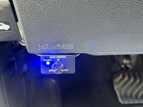Used 2020 Nissan Versa SV w/ Electronics Package FWD image 17