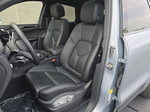 Certified 2024 Porsche Macan image 6
