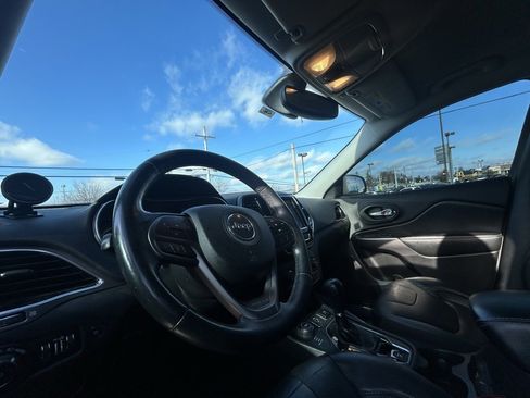 Used 2019 Jeep Cherokee Limited image 17