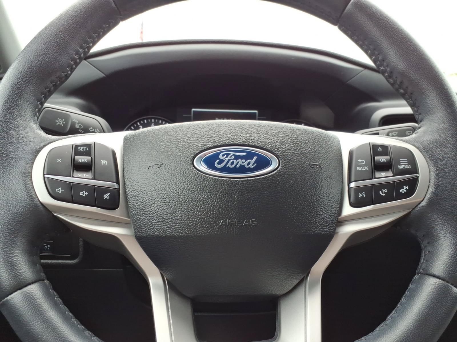 Used 2023 Ford Explorer XLT AWD/4WD image 25