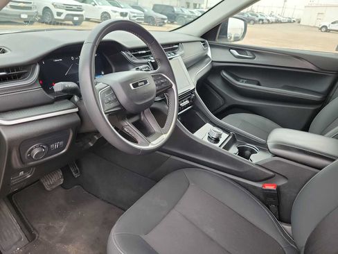 Used 2024 Jeep Grand Cherokee Laredo AWD/4WD image 10