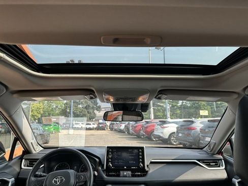 Used 2021 Toyota RAV4 XLE Premium image 13