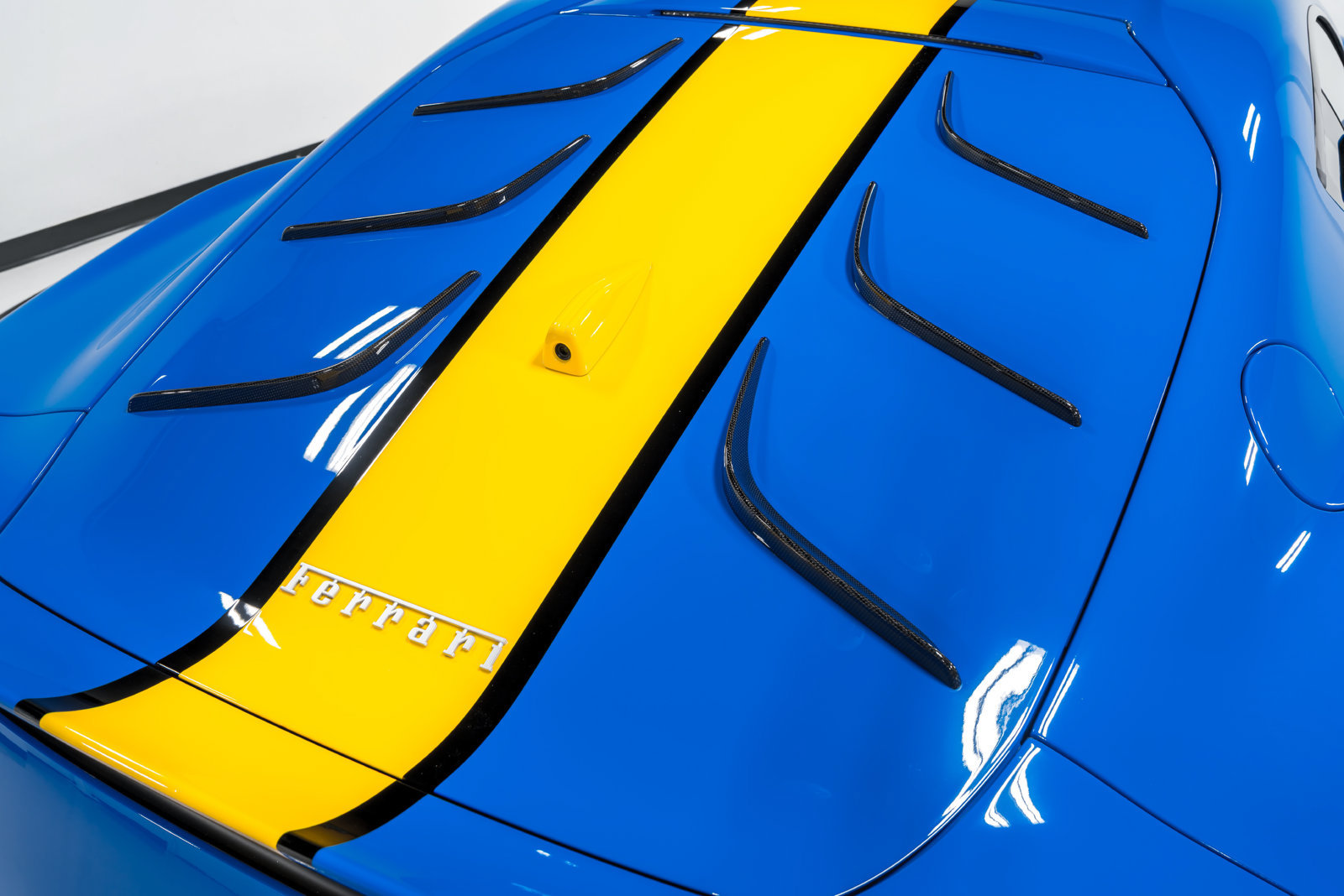 Used 2022 Ferrari 812 Competizione RWD image 12
