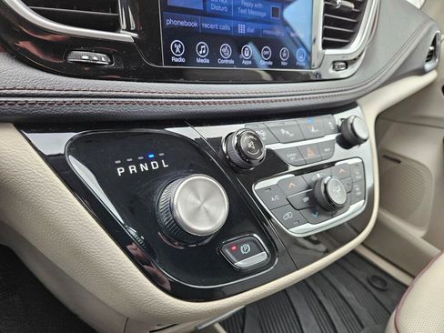 Used 2017 Chrysler Pacifica Limited image 29