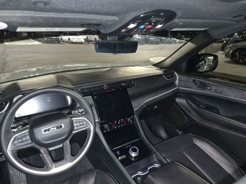 Used 2024 Jeep Grand Cherokee Limited w/ Luxury Tech Group II image 8