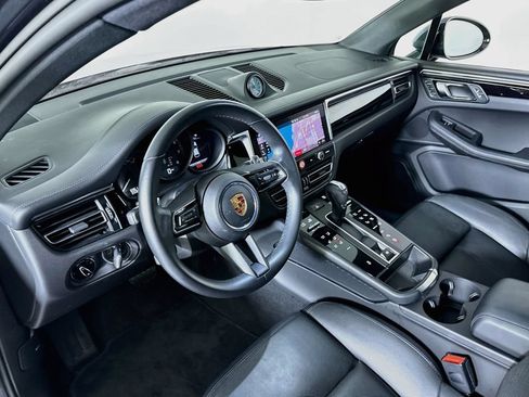 Certified 2025 Porsche Macan AWD/4WD image 4
