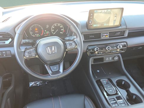 Used 2025 Honda Pilot TrailSport image 11