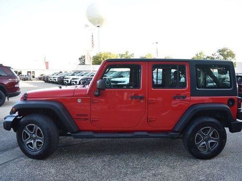 Used 2018 Jeep Wrangler Unlimited Sport w/ Connectivity Group AWD/4WD image 3