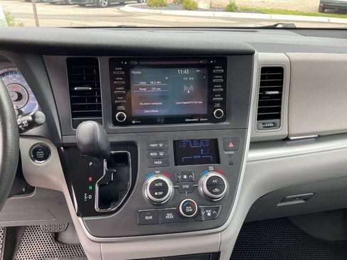 Used 2020 Toyota Sienna LE w/ LE Preferred Package FWD image 21