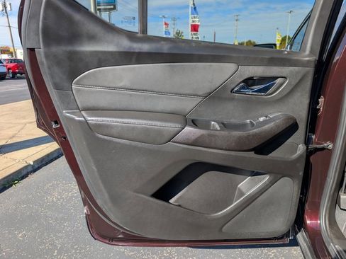 Used 2023 Chevrolet Traverse LT image 14