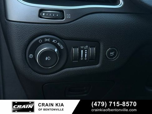 Used 2019 Jeep Cherokee Latitude Plus w/ Comfort/Convenience Group FWD image 13