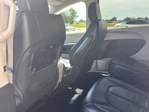 Used 2022 Chrysler Pacifica Touring-L FWD image 14
