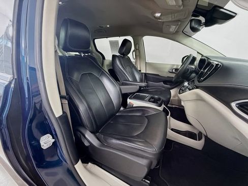 Used 2022 Chrysler Pacifica Touring-L AWD/4WD image 28