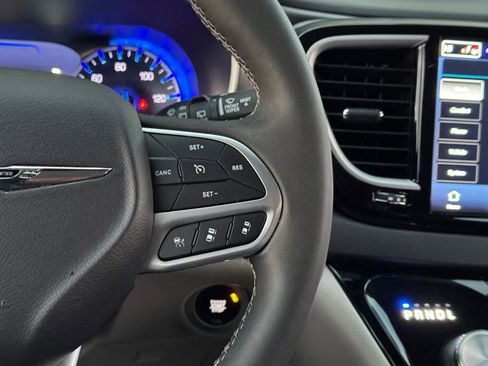 Used 2024 Chrysler Pacifica Touring-L image 7
