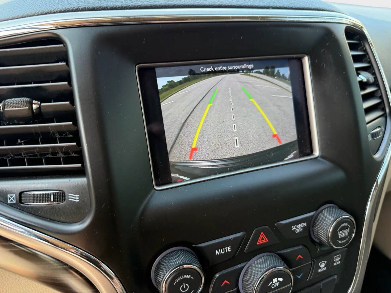 Used 2021 Jeep Grand Cherokee Laredo AWD/4WD image 18