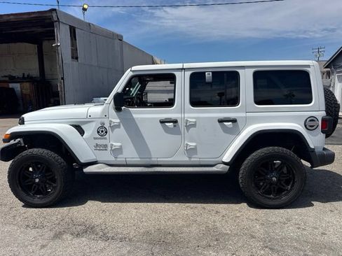 Used 2018 Jeep Wrangler Unlimited Sahara AWD/4WD image 8