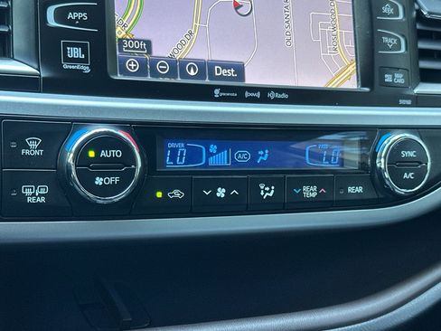 Used 2016 Toyota Highlander Limited Platinum image 28