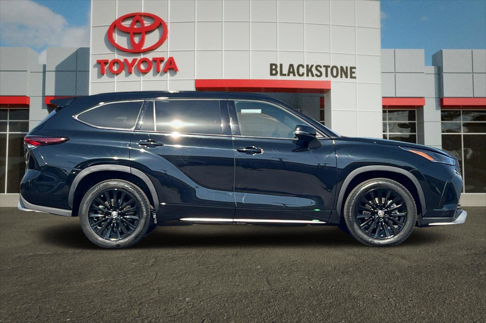 Used 2025 Toyota Highlander XSE AWD/4WD image 2