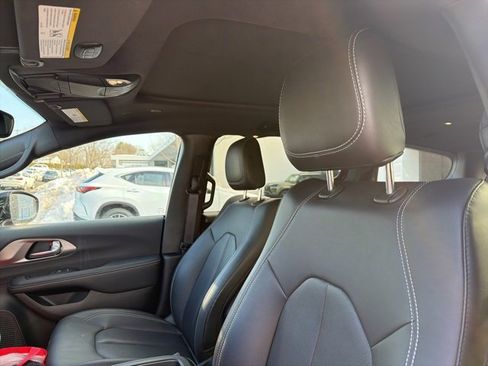 Used 2026 Chrysler Pacifica Select image 5