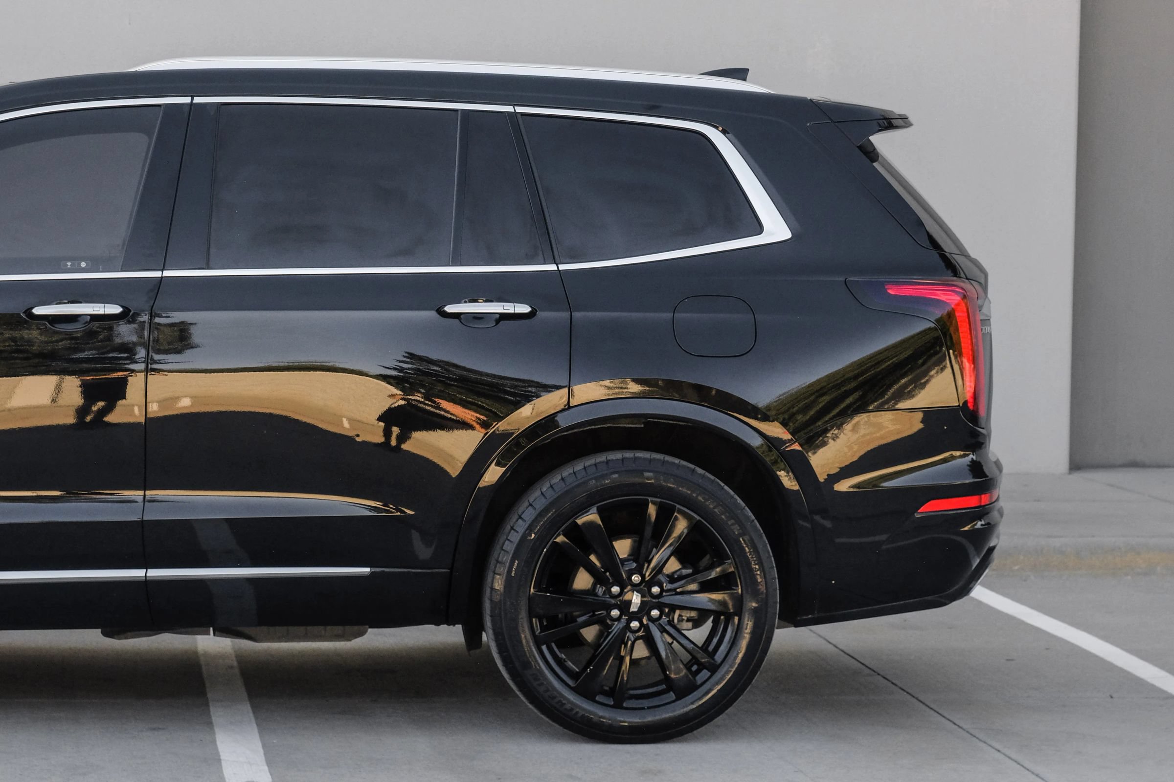 Used 2023 Cadillac XT6 Premium Luxury w/ LPO, Floor Liner Package FWD image 19