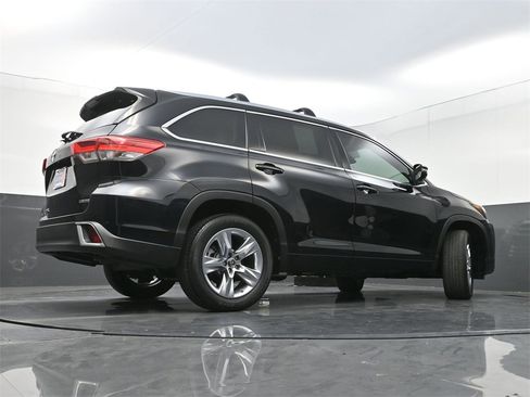 Used 2018 Toyota Highlander Limited image 32