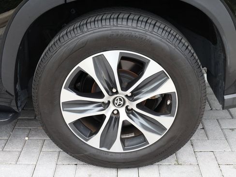 Used 2023 Toyota Highlander XLE image 39