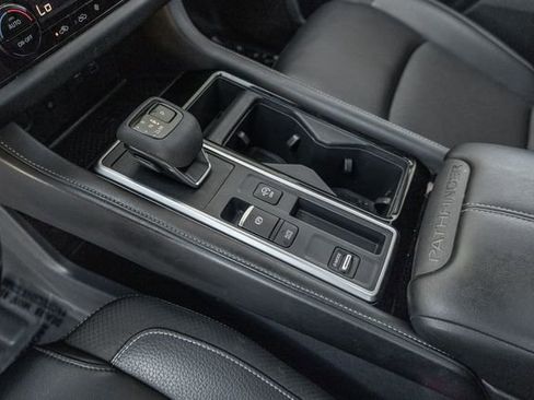 Used 2024 Nissan Pathfinder SL w/ SL Premium Package image 11