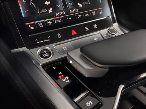 Used 2021 Audi e-tron Premium Plus w/ Premium Plus Package image 24