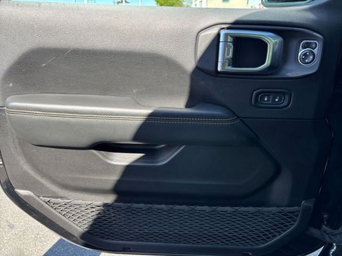Used 2025 Jeep Wrangler Unlimited Sahara AWD/4WD image 18