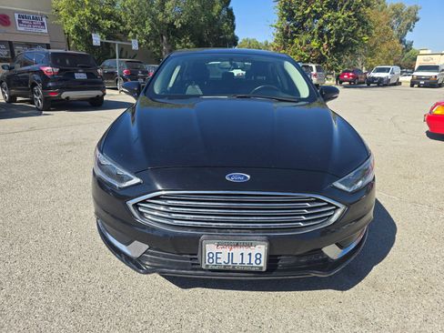 Used 2018 Ford Fusion SE w/ Fusion SE Technology Package FWD image 2