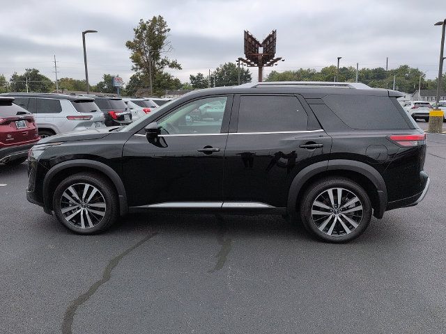 Used 2025 Nissan Pathfinder Platinum w/ Black Appearance Package AWD/4WD image 4