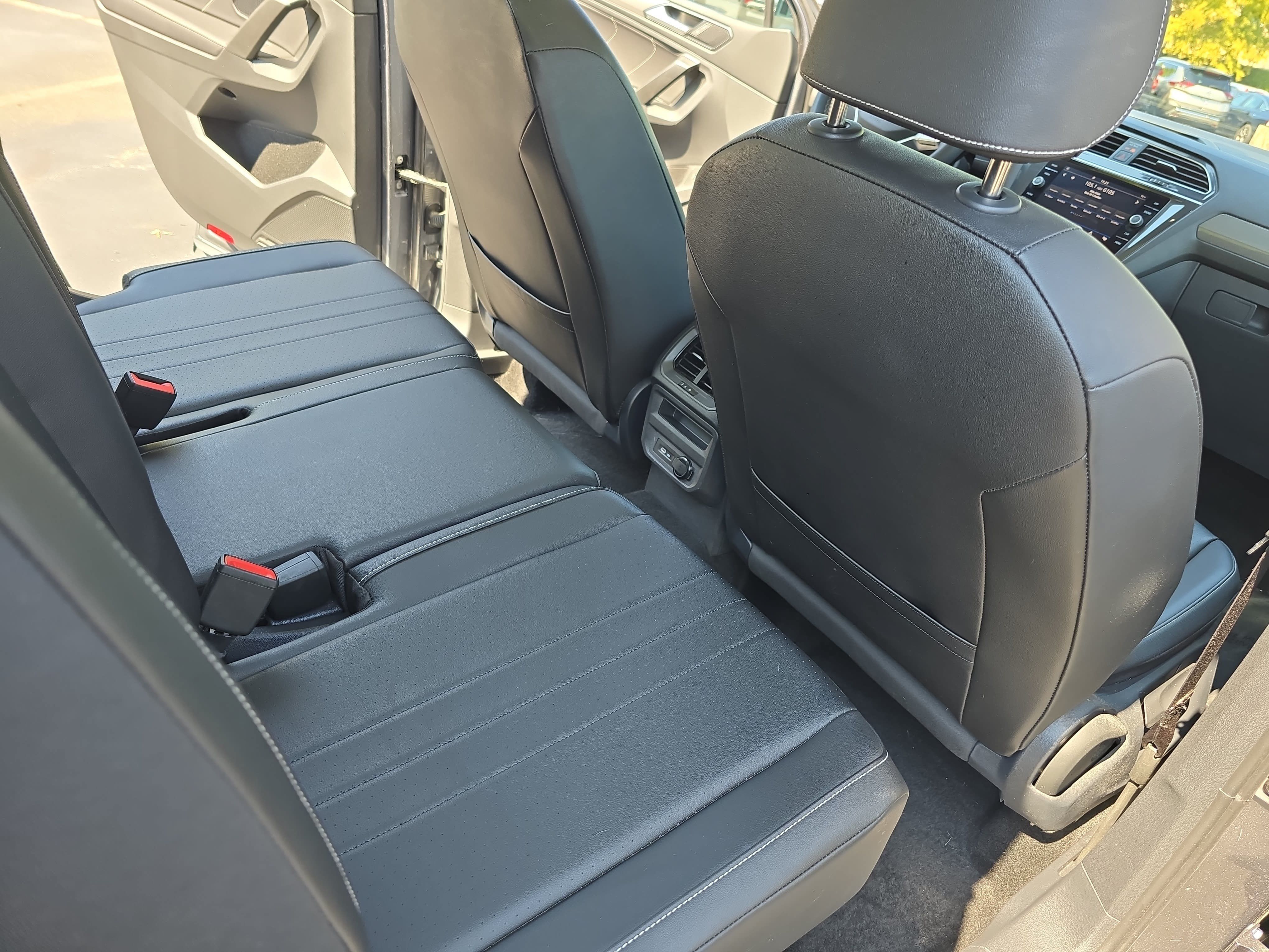 Certified 2024 Volkswagen Tiguan SE FWD image 11