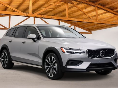 Used 2025 Volvo V60 B5 Cross Country Ultra w/ Protection Package Premier AWD/4WD image 7