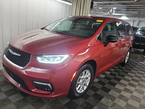 Used 2025 Chrysler Pacifica Select image 2