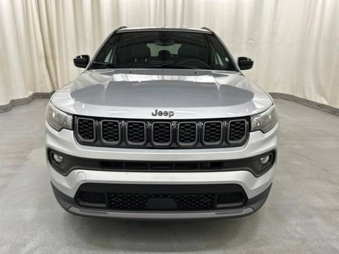 Used 2025 Jeep Compass Latitude w/ Convenience Group AWD/4WD image 25