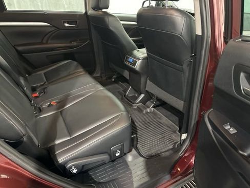 Used 2019 Toyota Highlander XLE image 15