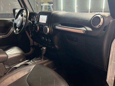 Used 2015 Jeep Wrangler Unlimited Sahara w/ Connectivity Group image 19