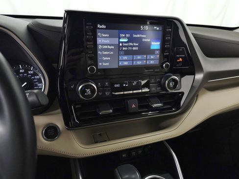 Used 2021 Toyota Highlander XLE AWD/4WD image 20