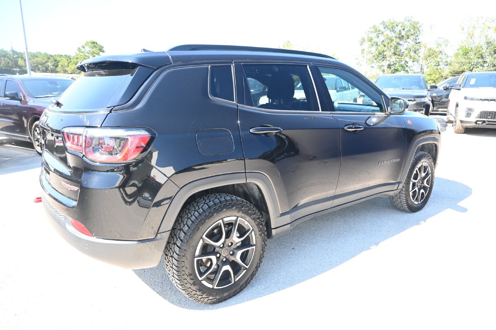 Used 2025 Jeep Compass Trailhawk AWD/4WD image 2