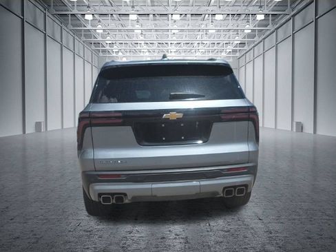 Used 2025 Chevrolet Traverse LT FWD image 5