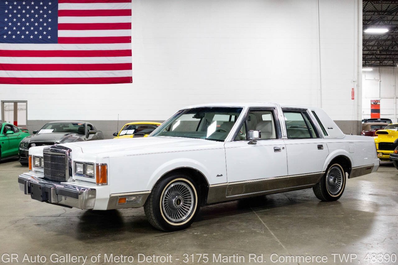 Used 1989 Lincoln Town Car Signature RWD image 1