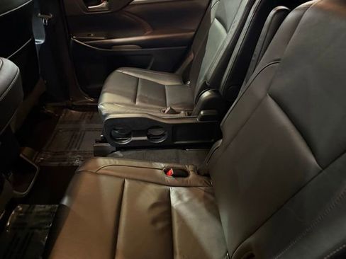 Used 2017 Toyota Highlander XLE AWD/4WD image 29